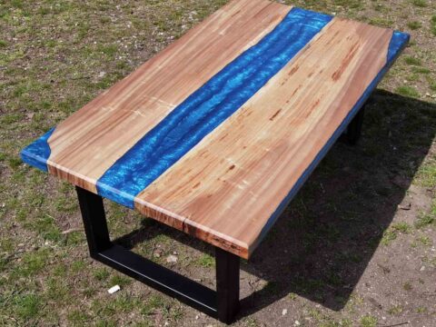Coffee table από ξύλο και εποξική ρητίνη