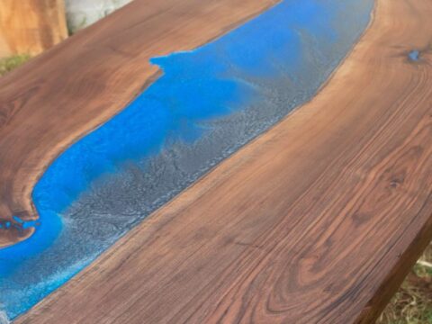 Γραφείο από ξύλο καρυδιάς και εποξική ρητίνη σε απόχρωση μπλε και κράμα αλουμίνιου